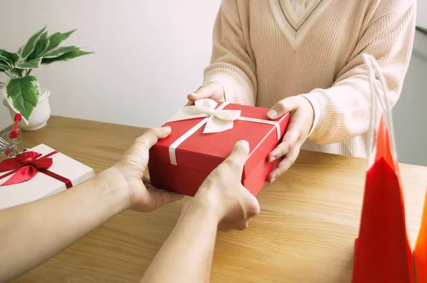 Gitf Box Tag Der Liebe Einkaufen Glücklich Rot Und Weiß — Stockfoto