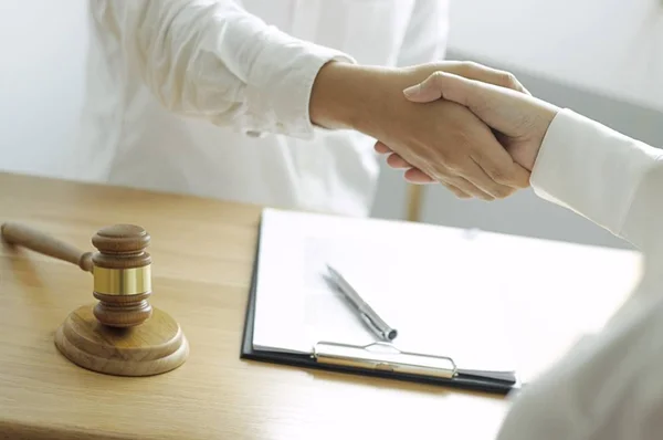 Lawyer Advises Shaking Hands Success — Stock Photo, Image