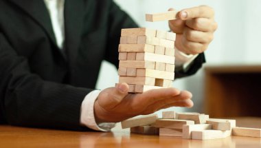 Bir iş temel başarısız iş istikrarlı ve kararsız İş Bankası Bankası bina Jenga iş oyun, iş yerine getirilmesi.