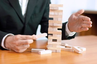 Bir iş temel başarısız iş istikrarlı ve kararsız İş Bankası Bankası bina Jenga iş oyun, iş yerine getirilmesi.