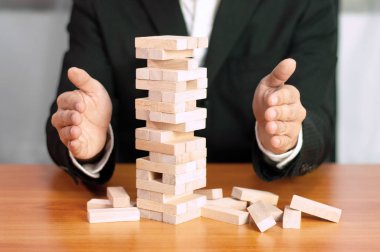 Bir iş temel başarısız iş istikrarlı ve kararsız İş Bankası Bankası bina Jenga iş oyun, iş yerine getirilmesi.