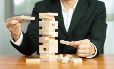 Bir iş temel başarısız iş istikrarlı ve kararsız İş Bankası Bankası bina Jenga iş oyun, iş yerine getirilmesi.