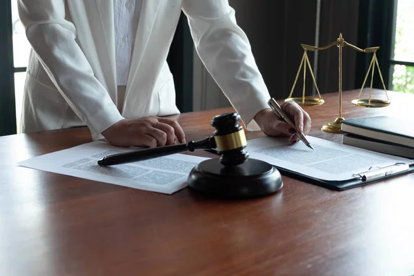Der Anwalt Berät Berät Macht Gesetzesvorschläge Prüfung Von Rechtsdokumenten — Stockfoto