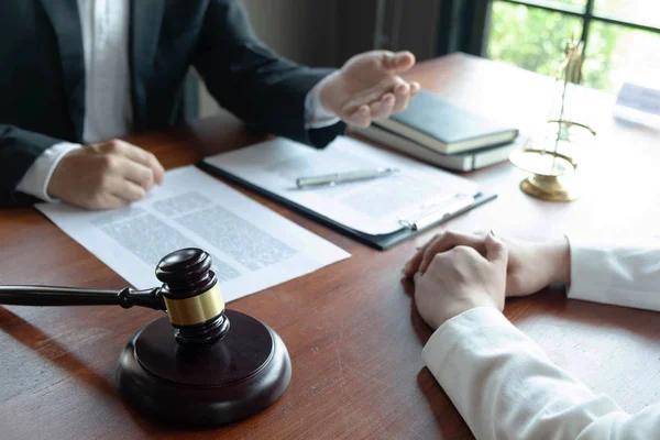 Avvocato Fornisce Consulenza Consulenza Proposte Legali Esame Dei Documenti Giuridici — Foto Stock