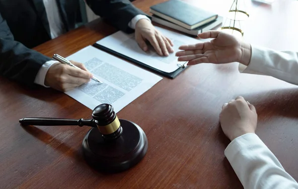 Δικηγόρος Παρέχει Συμβουλές Συμβουλές Νομικές Προτάσεις Εξέταση Των Νομικών Εγγράφων — Φωτογραφία Αρχείου