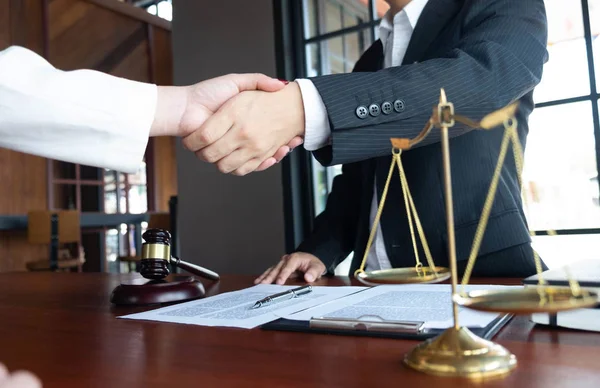 Advocaat Geeft Advies Advies Juridische Voorstellen Onderzoek Van Juridische Documenten — Stockfoto
