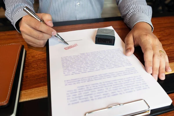 Close Foto Van Handen Van Zakenlieden Ondertekenen Stempelen Goedgekeurde Contract — Stockfoto