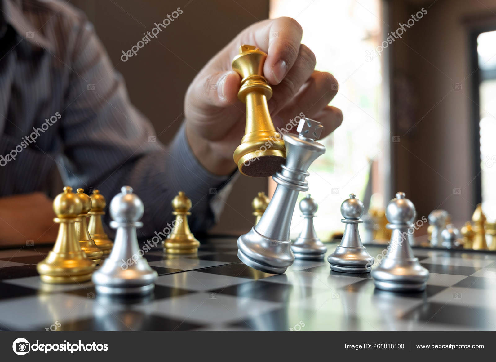 Foto de Checkmate Mão Faz Final Ganhando Movimento No Jogo De