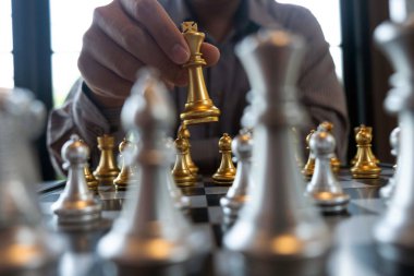 Bir satranç oyunu sırasında bir satranç tahtası üzerinde checkmate ellerin yakın çekim fotoğrafları iş zafer stratejisi kavramı zeka oyunu kazanır.