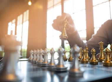Bir satranç oyunu sırasında bir satranç tahtası üzerinde checkmate ellerin yakın çekim fotoğrafları iş zafer stratejisi kavramı zeka oyunu kazanır.