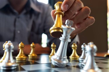 Bir satranç oyunu sırasında bir satranç tahtası üzerinde checkmate ellerin yakın çekim fotoğrafları iş zafer stratejisi kavramı zeka oyunu kazanır.