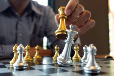 Bir satranç oyunu sırasında bir satranç tahtası üzerinde checkmate ellerin yakın çekim fotoğrafları iş zafer stratejisi kavramı zeka oyunu kazanır.