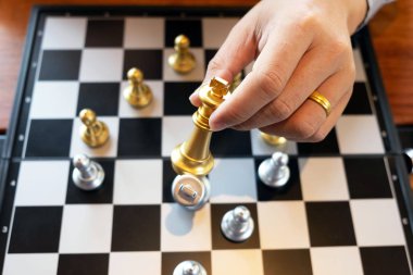 Bir satranç oyunu sırasında bir satranç tahtası üzerinde checkmate ellerin yakın çekim fotoğrafları iş zafer stratejisi kavramı zeka oyunu kazanır.