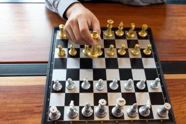 Bir satranç oyunu sırasında bir satranç tahtası üzerinde checkmate ellerin yakın çekim fotoğrafları iş zafer stratejisi kavramı zeka oyunu kazanır.