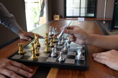 Bir satranç oyunu sırasında bir satranç tahtası üzerinde checkmate ellerin yakın çekim fotoğrafları iş zafer stratejisi kavramı zeka oyunu kazanır.