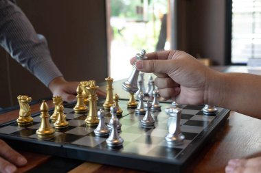 Bir satranç oyunu sırasında bir satranç tahtası üzerinde checkmate ellerin yakın çekim fotoğrafları iş zafer stratejisi kavramı zeka oyunu kazanır.