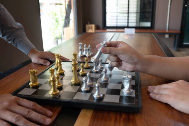 Bir satranç oyunu sırasında bir satranç tahtası üzerinde checkmate ellerin yakın çekim fotoğrafları iş zafer stratejisi kavramı zeka oyunu kazanır.