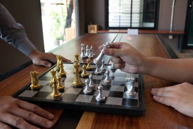 Bir satranç oyunu sırasında bir satranç tahtası üzerinde checkmate ellerin yakın çekim fotoğrafları iş zafer stratejisi kavramı zeka oyunu kazanır.