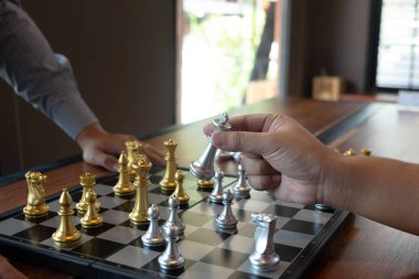 Bir satranç oyunu sırasında bir satranç tahtası üzerinde checkmate ellerin yakın çekim fotoğrafları iş zafer stratejisi kavramı zeka oyunu kazanır.