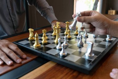 Bir satranç oyunu sırasında bir satranç tahtası üzerinde checkmate ellerin yakın çekim fotoğrafları iş zafer stratejisi kavramı zeka oyunu kazanır.