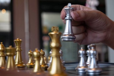 Bir satranç oyunu sırasında bir satranç tahtası üzerinde checkmate ellerin yakın çekim fotoğrafları iş zafer stratejisi kavramı zeka oyunu kazanır.
