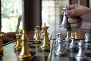 Bir satranç oyunu sırasında bir satranç tahtası üzerinde checkmate ellerin yakın çekim fotoğrafları iş zafer stratejisi kavramı zeka oyunu kazanır.