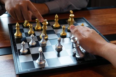 Bir satranç oyunu sırasında bir satranç tahtası üzerinde checkmate ellerin yakın çekim fotoğrafları iş zafer stratejisi kavramı zeka oyunu kazanır.