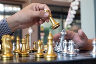 Bir satranç oyunu sırasında bir satranç tahtası üzerinde checkmate ellerin yakın çekim fotoğrafları iş zafer stratejisi kavramı zeka oyunu kazanır.