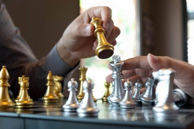 Bir satranç oyunu sırasında bir satranç tahtası üzerinde checkmate ellerin yakın çekim fotoğrafları iş zafer stratejisi kavramı zeka oyunu kazanır.