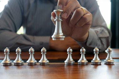 Bir satranç oyunu sırasında bir satranç tahtası üzerinde checkmate ellerin yakın çekim fotoğrafları iş zafer stratejisi kavramı zeka oyunu kazanır.