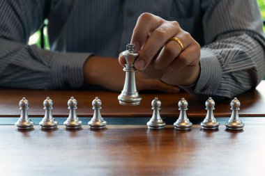 Bir satranç oyunu sırasında bir satranç tahtası üzerinde checkmate ellerin yakın çekim fotoğrafları iş zafer stratejisi kavramı zeka oyunu kazanır.