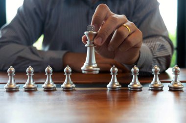 Bir satranç oyunu sırasında bir satranç tahtası üzerinde checkmate ellerin yakın çekim fotoğrafları iş zafer stratejisi kavramı zeka oyunu kazanır.