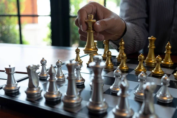 Bir satranç oyunu sırasında bir satranç tahtası üzerinde checkmate ellerin yakın çekim fotoğrafları iş zafer stratejisi kavramı zeka oyunu kazanır.