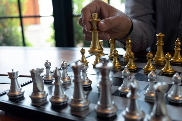 Bir satranç oyunu sırasında bir satranç tahtası üzerinde checkmate ellerin yakın çekim fotoğrafları iş zafer stratejisi kavramı zeka oyunu kazanır.