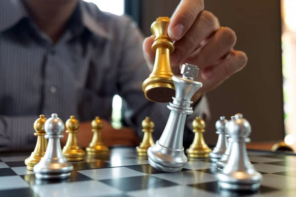 Bir satranç oyunu sırasında bir satranç tahtası üzerinde checkmate ellerin yakın çekim fotoğrafları iş zafer stratejisi kavramı zeka oyunu kazanır.