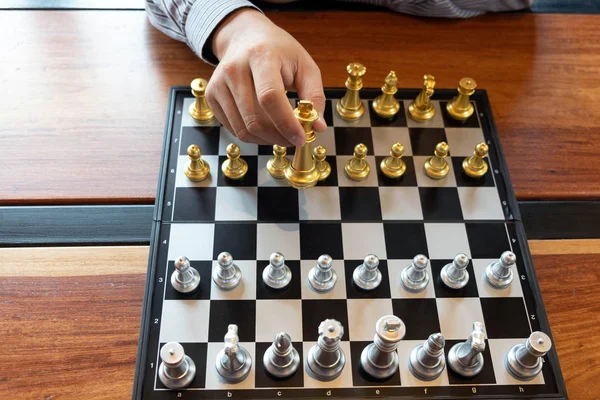 Bir satranç oyunu sırasında bir satranç tahtası üzerinde checkmate ellerin yakın çekim fotoğrafları iş zafer stratejisi kavramı zeka oyunu kazanır.