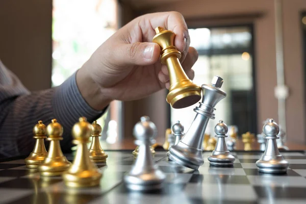 Bir satranç oyunu sırasında bir satranç tahtası üzerinde checkmate ellerin yakın çekim fotoğrafları iş zafer stratejisi kavramı zeka oyunu kazanır.