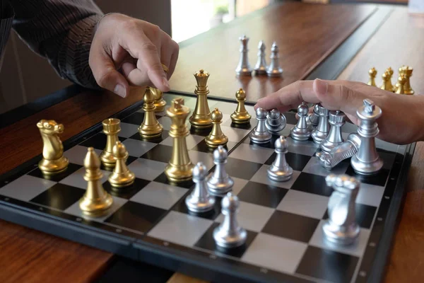 Bir satranç oyunu sırasında bir satranç tahtası üzerinde checkmate ellerin yakın çekim fotoğrafları iş zafer stratejisi kavramı zeka oyunu kazanır.