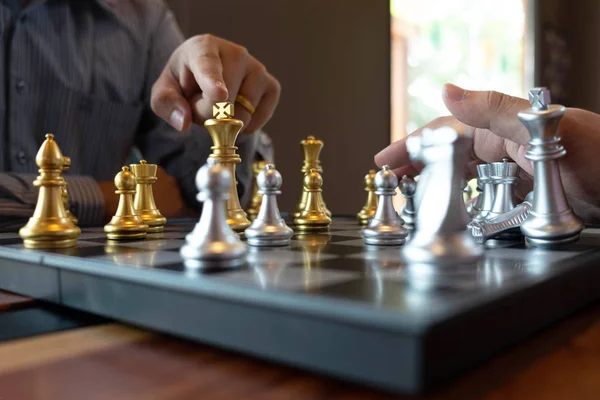 Bir satranç oyunu sırasında bir satranç tahtası üzerinde checkmate ellerin yakın çekim fotoğrafları iş zafer stratejisi kavramı zeka oyunu kazanır.