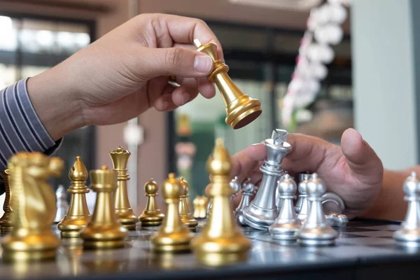 Bir satranç oyunu sırasında bir satranç tahtası üzerinde checkmate ellerin yakın çekim fotoğrafları iş zafer stratejisi kavramı zeka oyunu kazanır.