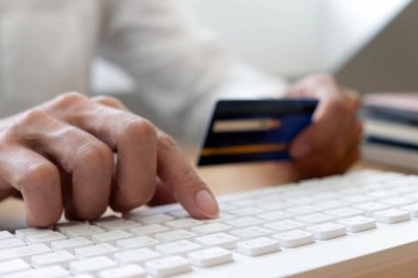 Online ödeme yapmak için kredi kartı kullanma, çevrimiçi internet için akıllı telefon