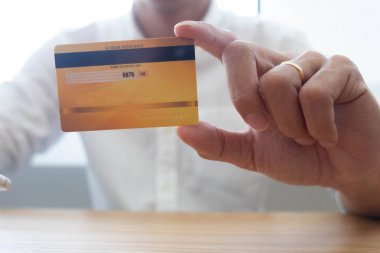 Online ödeme yapmak için kredi kartı kullanma, çevrimiçi internet için akıllı telefon