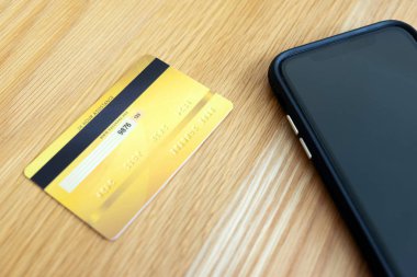 Online ödeme yapmak için kredi kartı kullanma, çevrimiçi internet için akıllı telefon