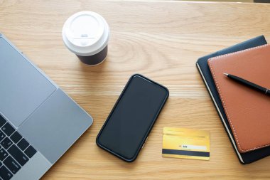 Online ödeme yapmak için kredi kartı kullanma, çevrimiçi internet için akıllı telefon