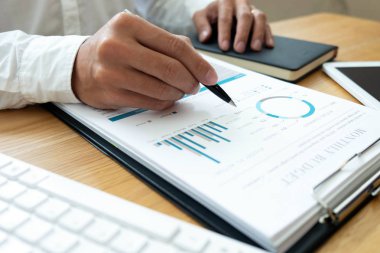 yakın çekim İşadamları mali oturma iş kontrol documen