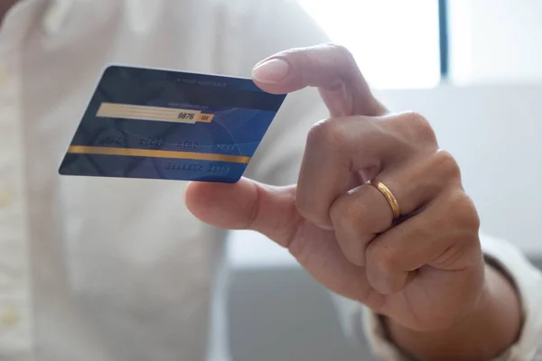 Using a credit card to pay online, use a smartphone for online s