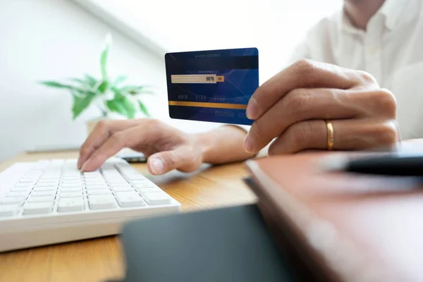 Using a credit card to pay online, use a smartphone for online s