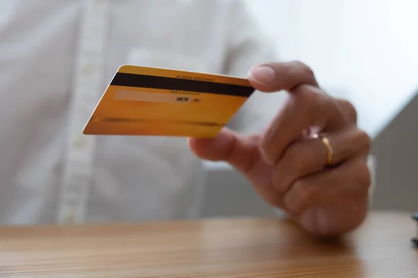 Using a credit card to pay online, use a smartphone for online s