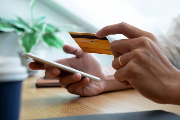 Utilizzando una carta di credito per pagare online, utilizzare uno smartphone per s online — Foto Stock