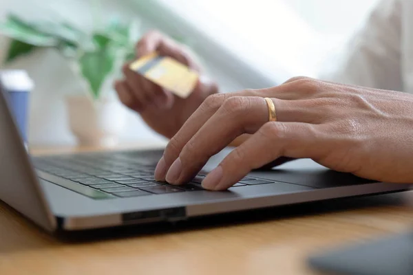 Utilizzando una carta di credito per pagare online, utilizzare uno smartphone per s online — Foto Stock